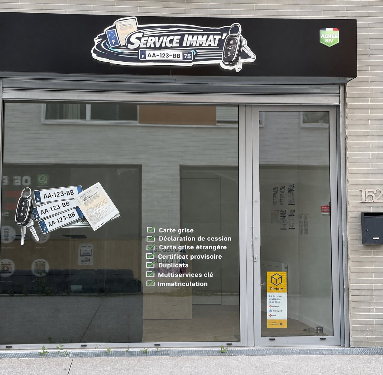 Façade de Service Immat' au 152 avenue Georges-Clémenceau à Nanterre, avec l'enseigne et la liste des prestations en vitrine