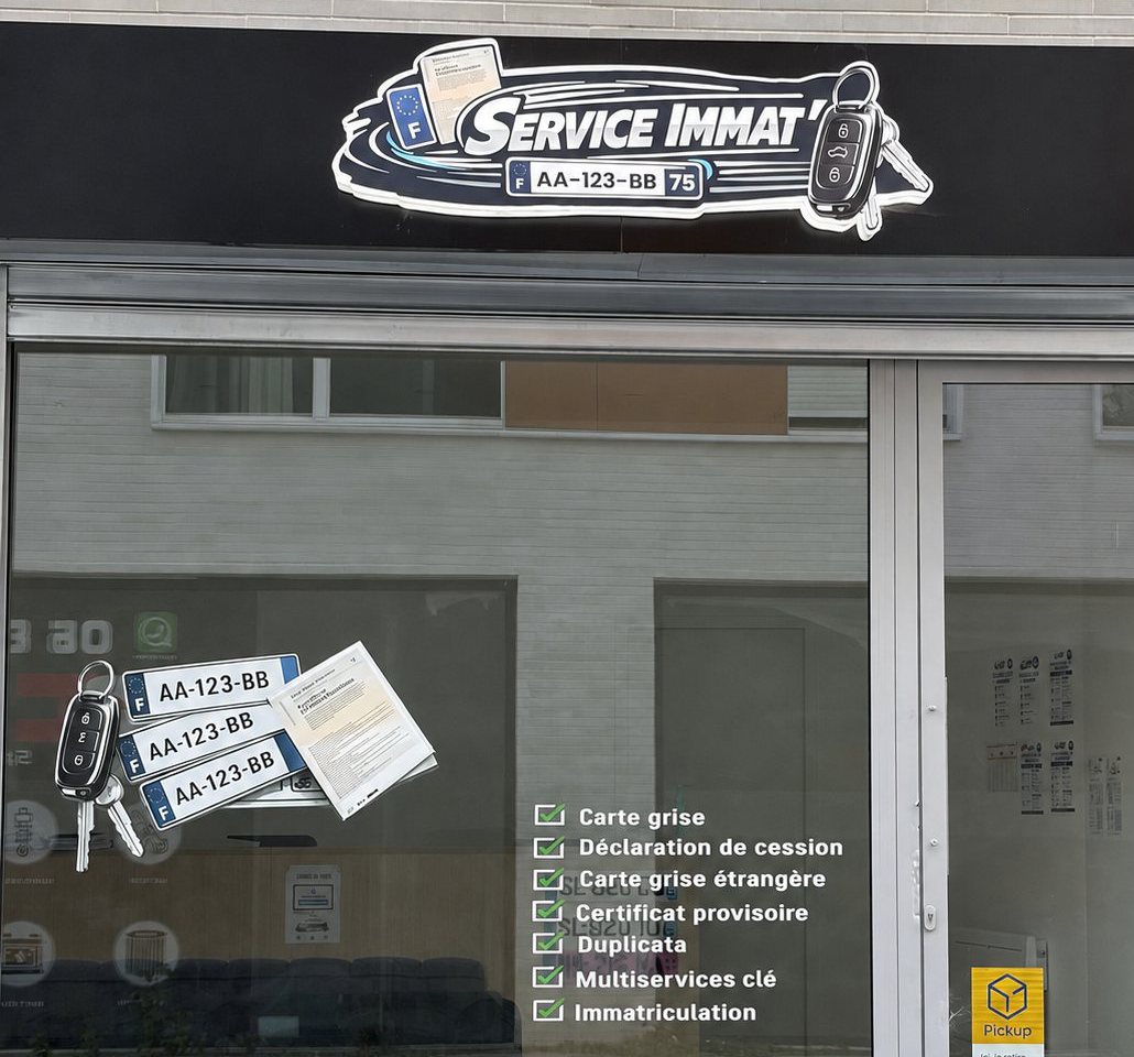 Façade de Service Immat' au 152 avenue Georges-Clémenceau à Nanterre, avec l'enseigne et la liste des prestations en vitrine